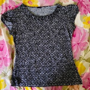 Cute top with a round neck